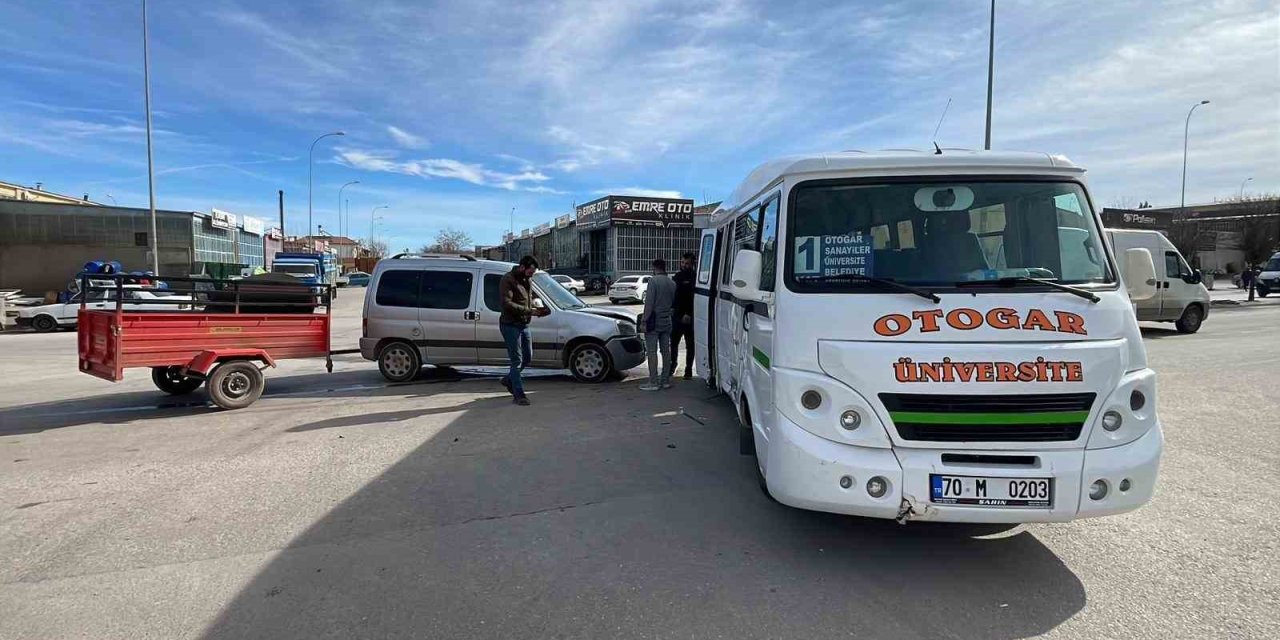 Yolcu minibüsü ile hafif ticari aracın karıştığı kaza anı kamerada