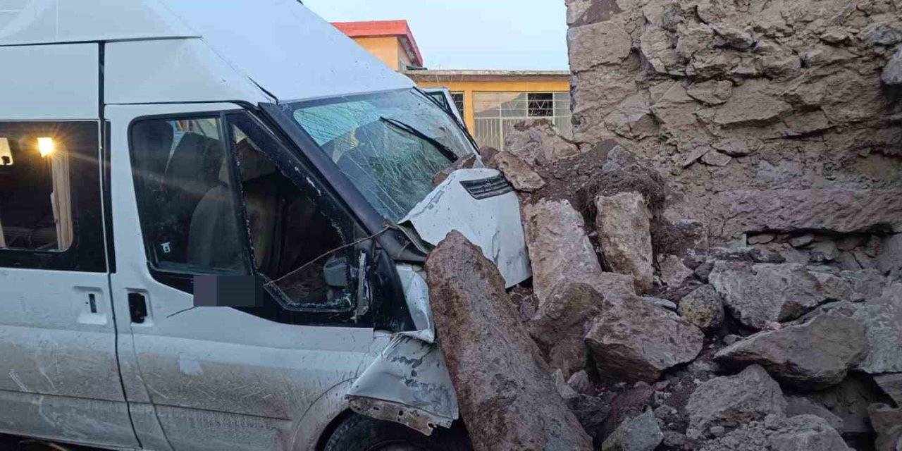 İşçi servisi bahçe duvarına çarptı: 2’si ağır 14 tarım işçisi yaralı