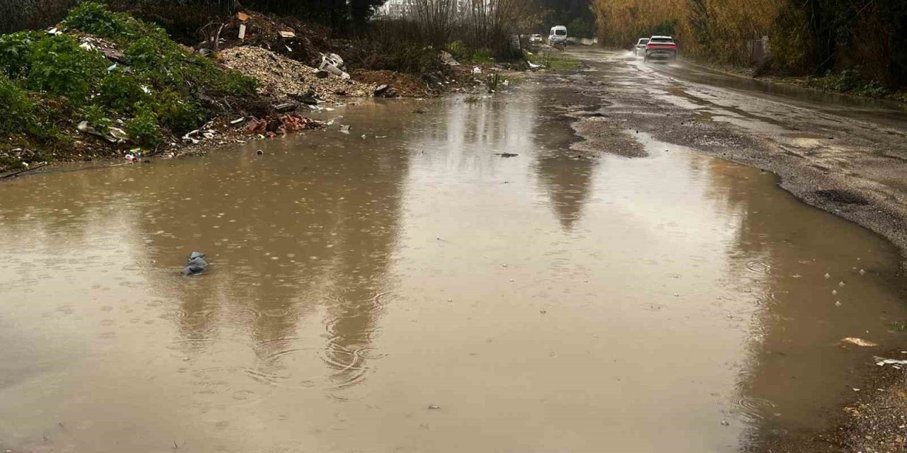 Antalya'nın yağışla imtihanı kepçe yardımıyla kurtarıldılar