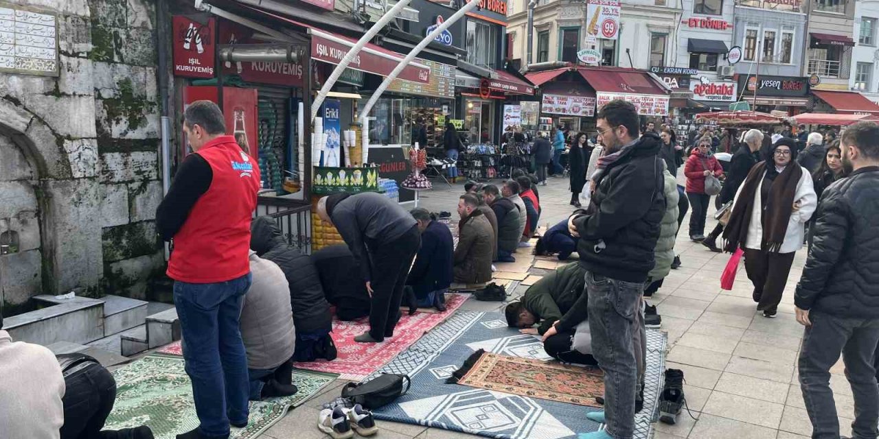 Kadıköy’de cami yetersizliği: Cemaat sokakta namaz kılıyor