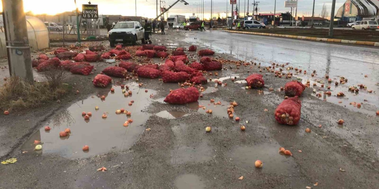 Konya’da tır ile kamyonet çarpıştı, her yer soğan oldu