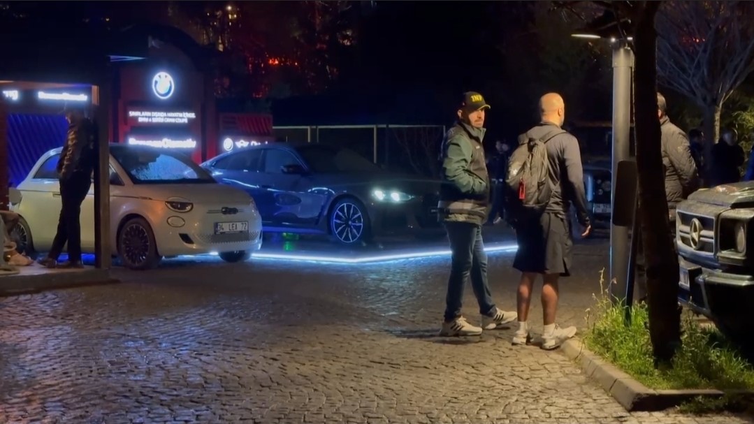 Ünlülerin salonuna polis baskını