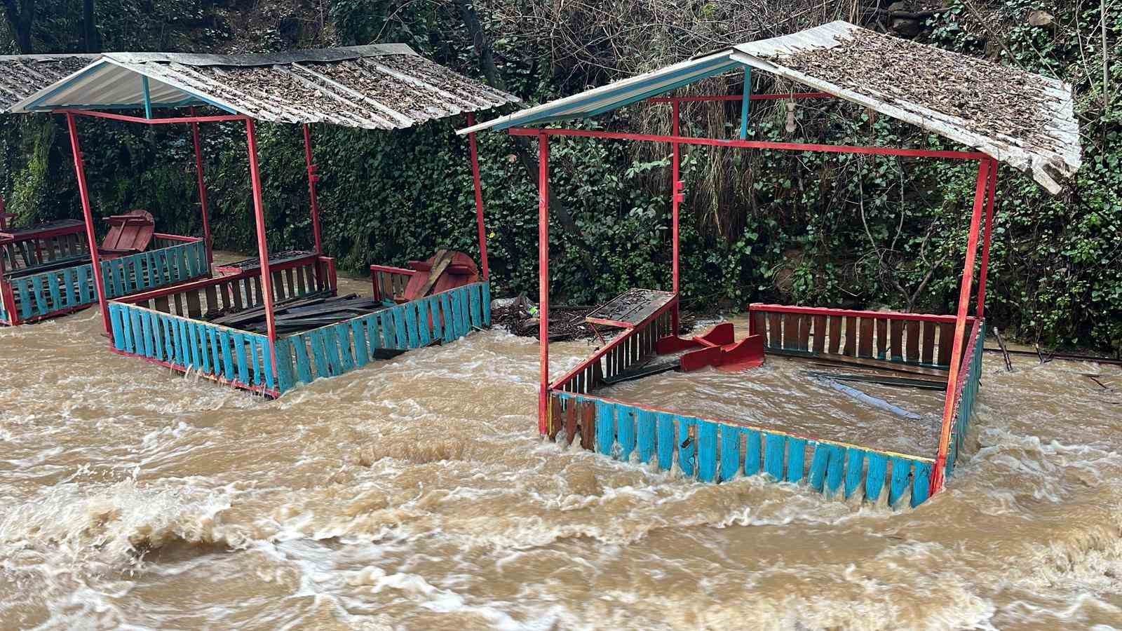 Yağmur coştu Alanya'da Oba Çayı taştı