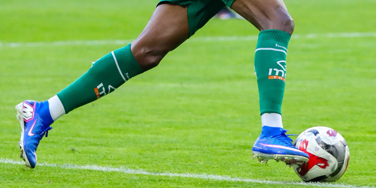 Futbolcular bozuk zeminde zorlandı