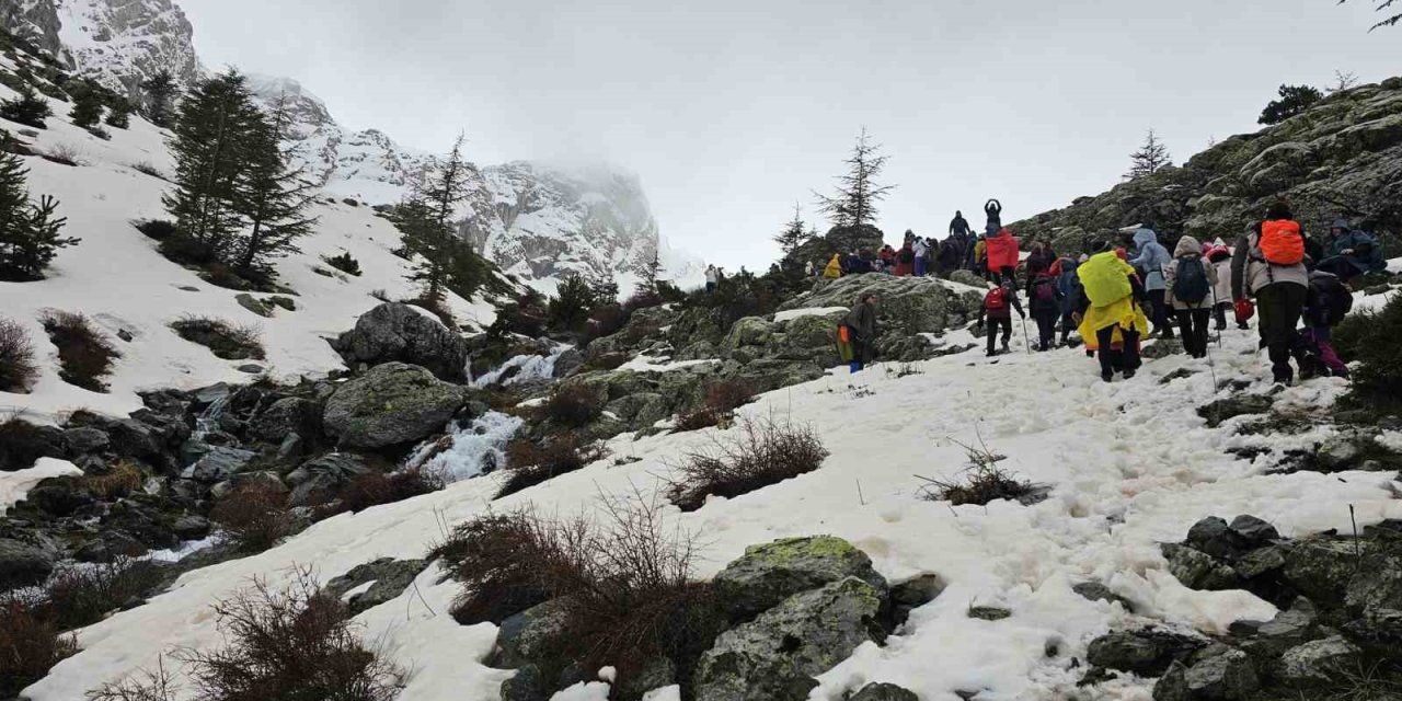 Beyşehir’de karda doğa yürüyüşü coşkusu