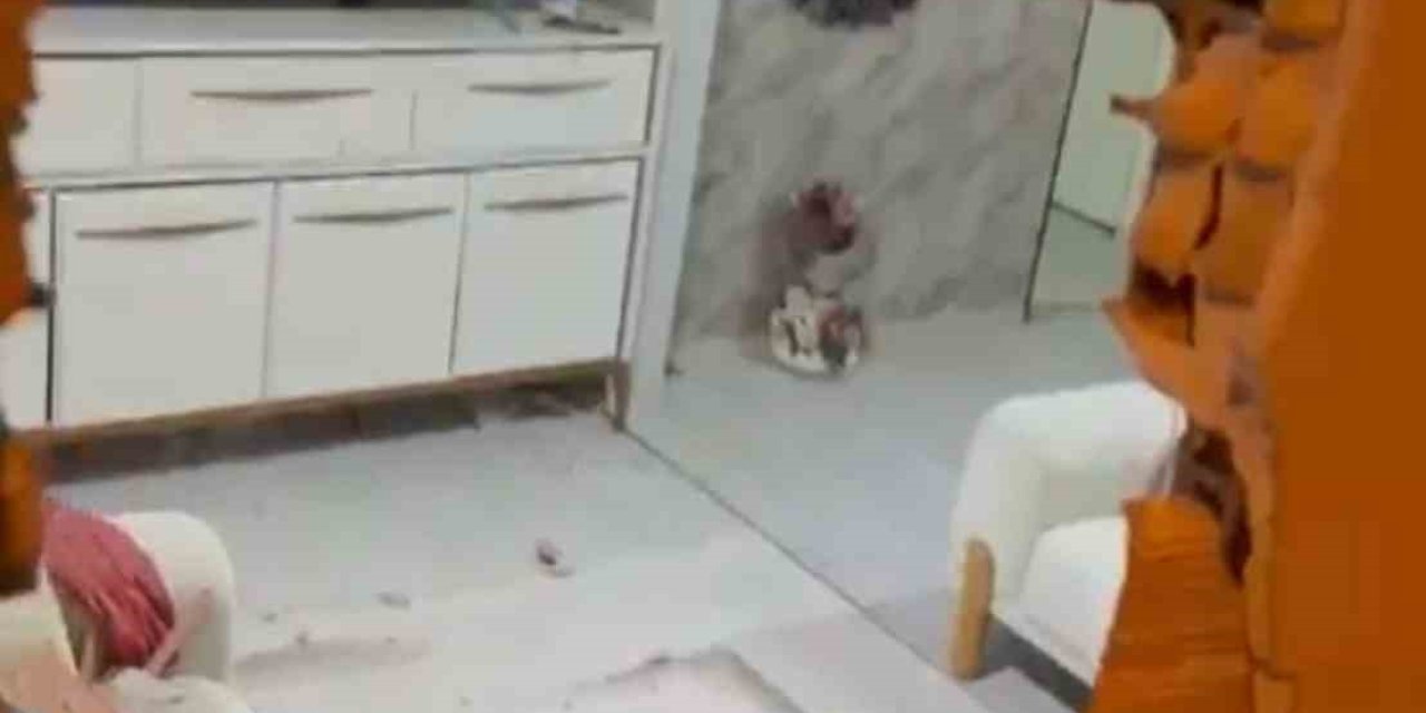 Evinde otururken kazada yaralandı