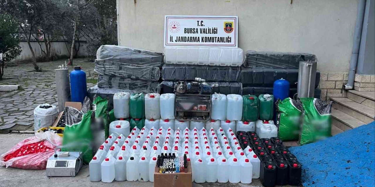 Yer altına gizlenmiş kaçak alkol fabrikası çökertildi