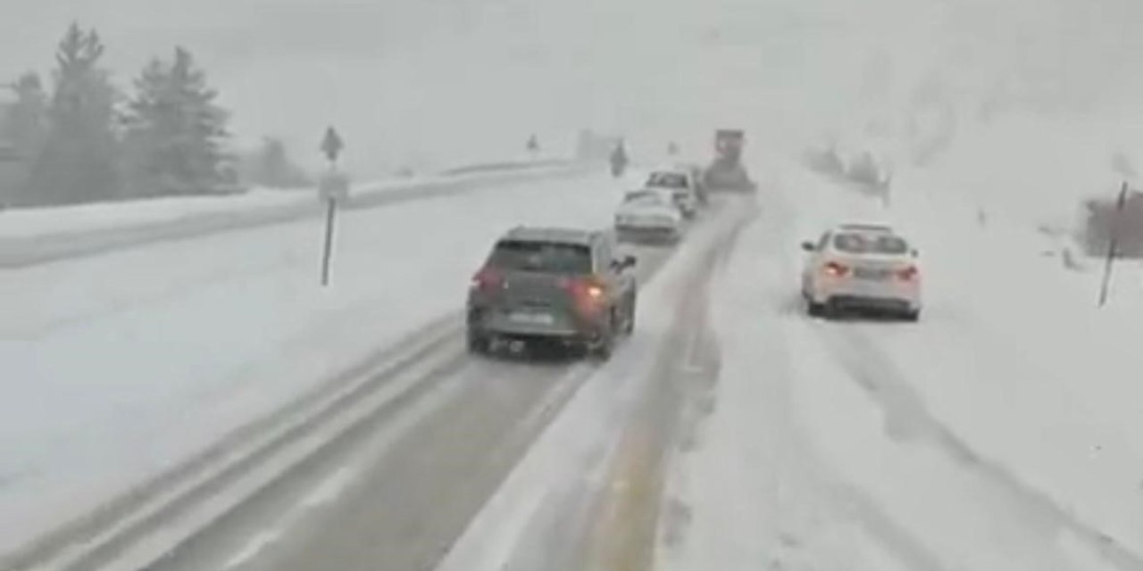 O tarafa gidecekler dikkat! Zirvede kar başladı