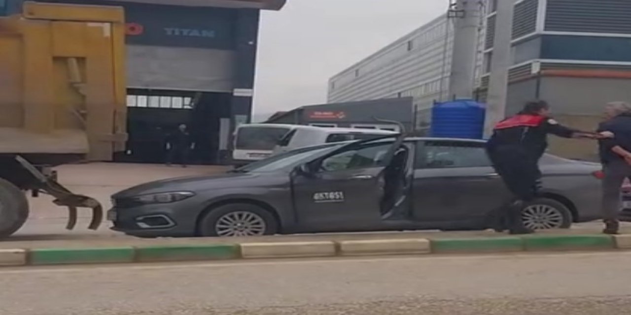 Polis kovalamacasında film gibi anlar: Şüpheli araç kamyon şoförünün hamlesiyle durduruldu