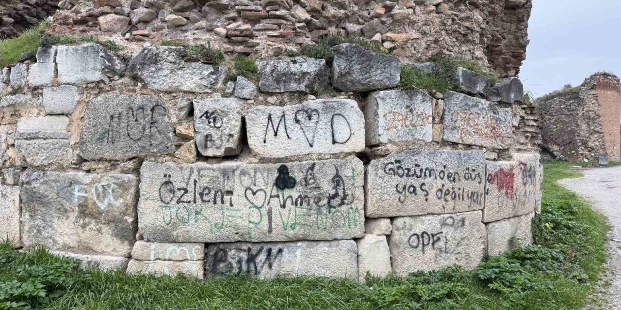 2 bin yıllık surlara sprey boya ile yazılan yazılar tepki çekti