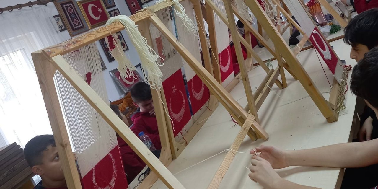 Gençlerden Türk Bayrağı’na ’Türk Düğümü’ ile ilmek