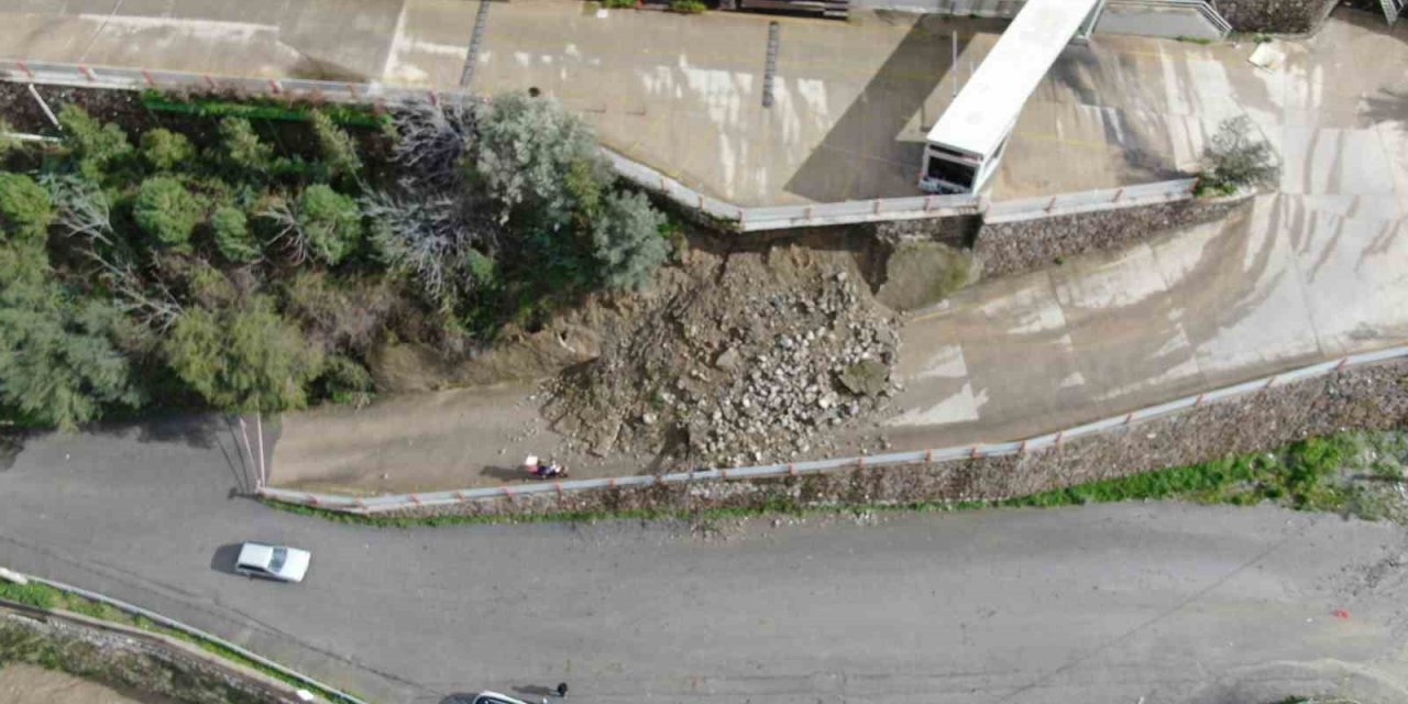 Toprak kaydı, lüks sitenin yolu kapandı