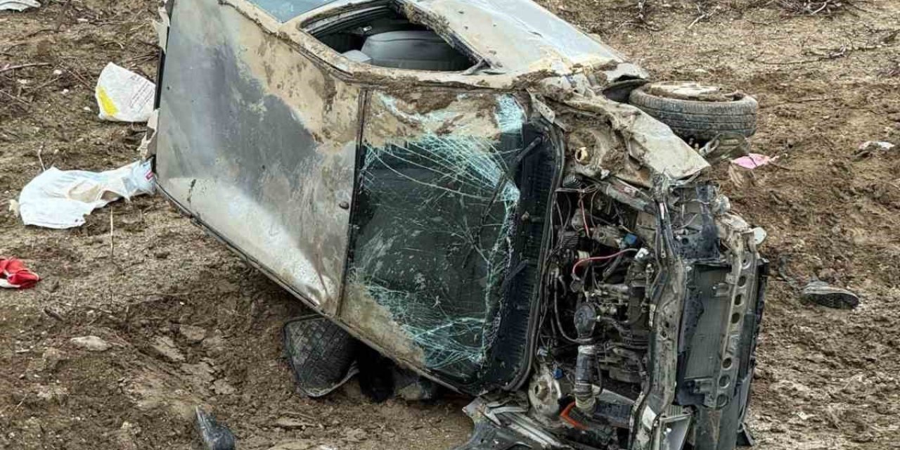 Isparta-Konya yolunda otomobil şarampole yuvarlandı: 1’i ağır 2 yaralı