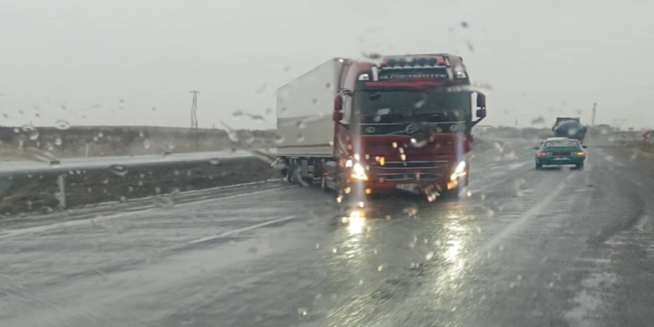 Fırtına Konya'yı vurdu: Çatı uçtu, tır yoldan çıktı