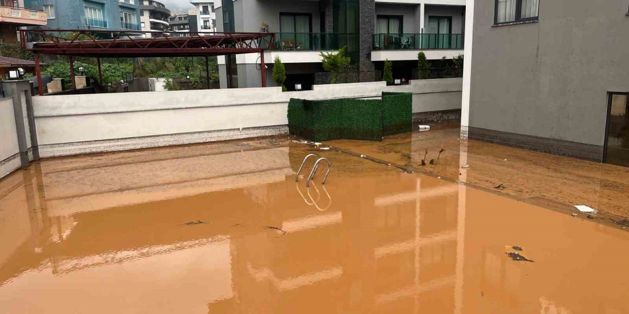 Alanya ve Gündoğmuş’ta sağanak taşkına yol açtı