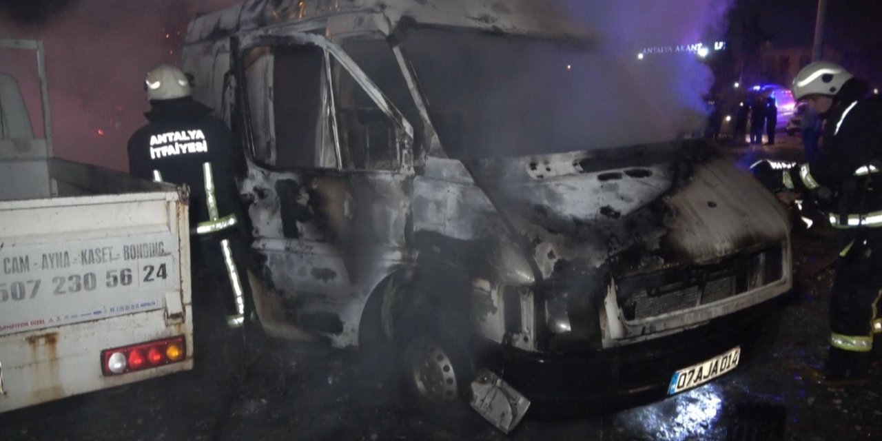 Sevgilisine kızdı, 3 aracı yaktı