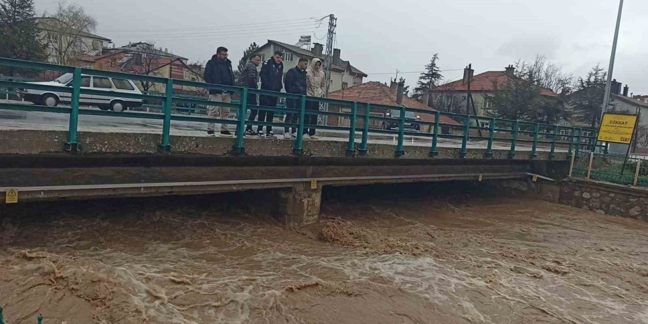 Konya’da yağış sonrası sel dereleri taşırdı