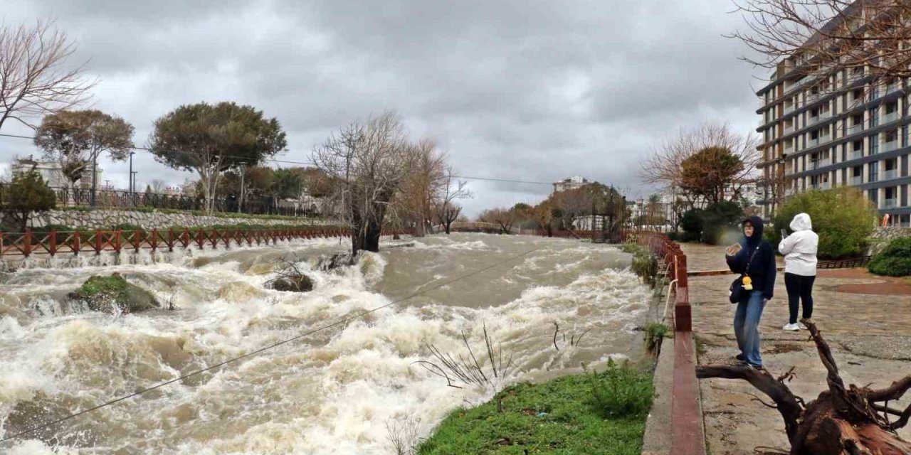 Sarı Kodlu Uyarı Sonrası Düden’de Şaşırtan Manzara! Şelale Tersine Çağladı