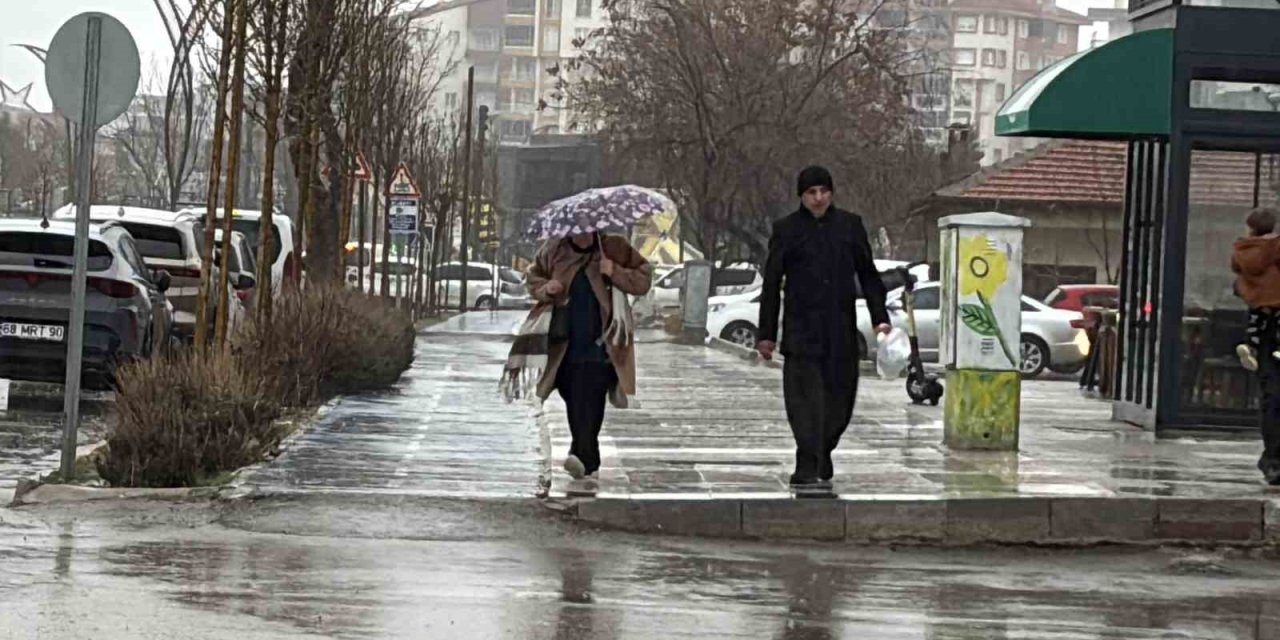 Aksaray’da rüzgar ve şiddetli yağmur kenti kilitledi