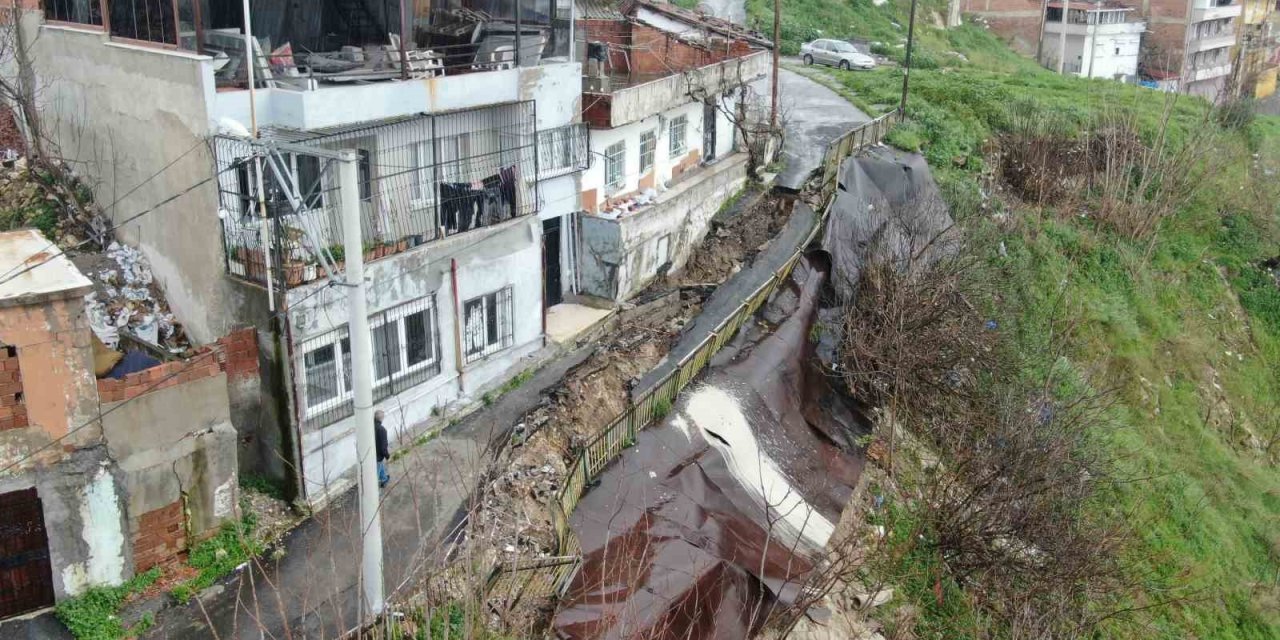 Yol çöktü, vatandaş endişeli! 16 yıldır korktukları başlarına geldi