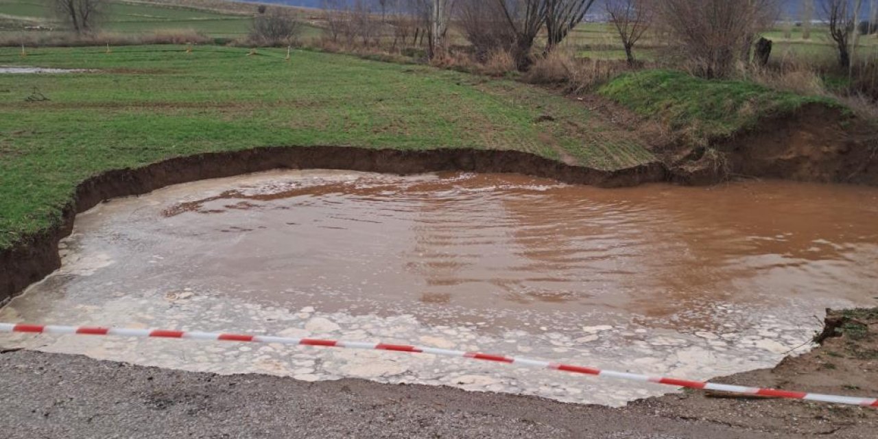 Aşırı yağış yolu vurdu! 4 metre derinliğinde çukur oluştu