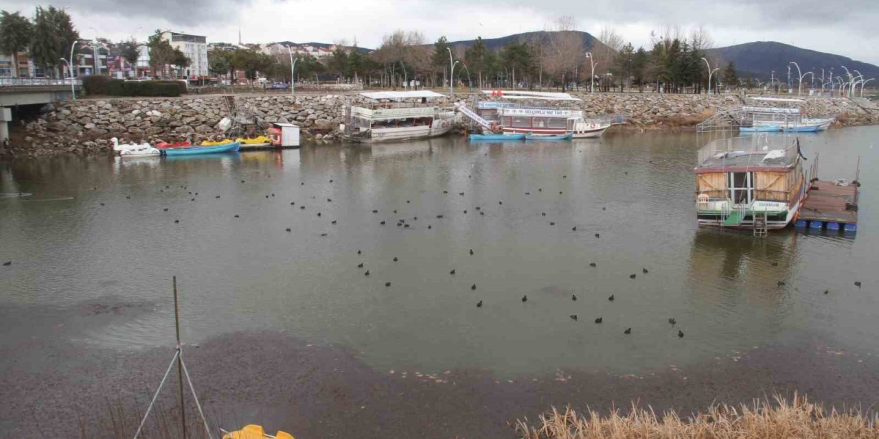 Yüzlerce metre çekilmişti! Beyşehir Gölü'nün kuruyan kıyıları suya kavuştu