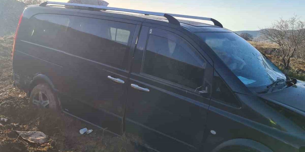 Karşı şeride geçip şarampole yuvarlandı