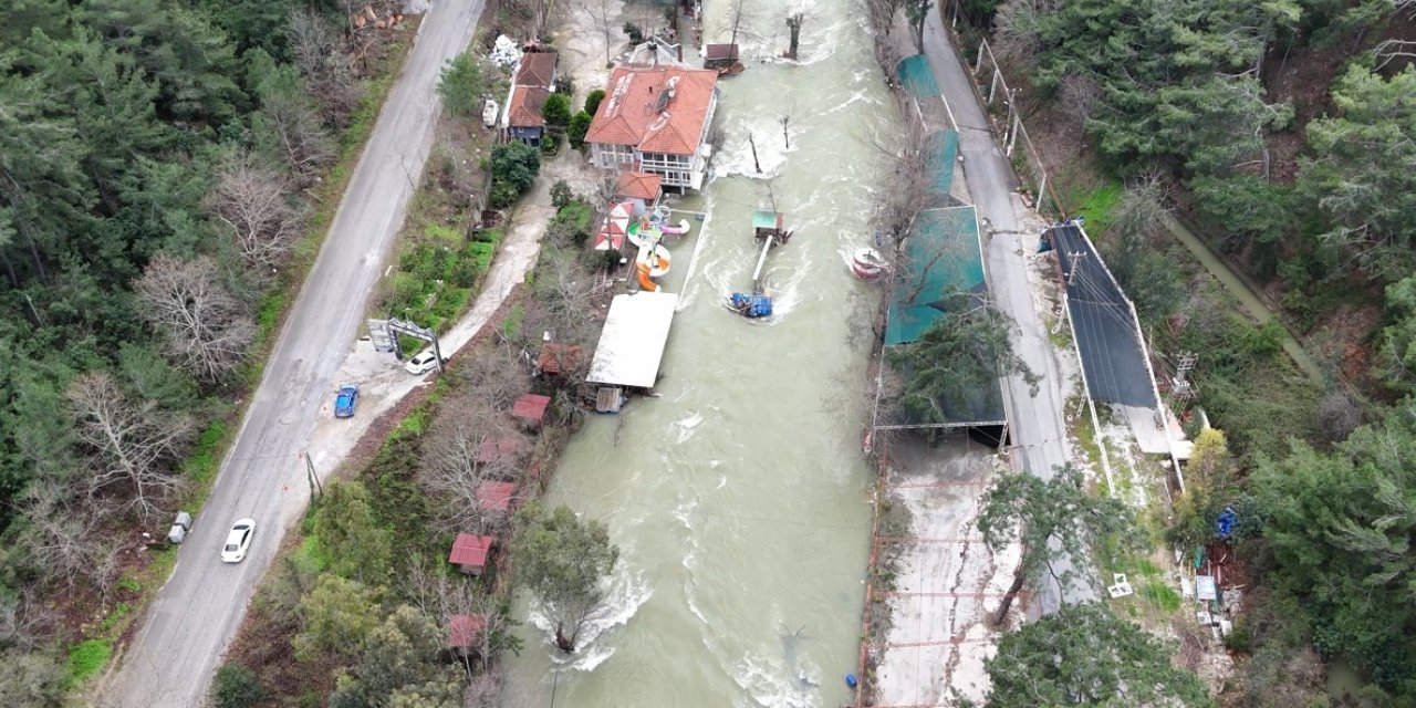 Alanya’da debi yükseldi, çay kenarındaki işletmeler sele kapıldı