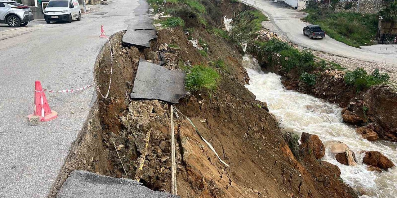 Şiddetli yağış sonrası heyelan oluştu, yol çöktü