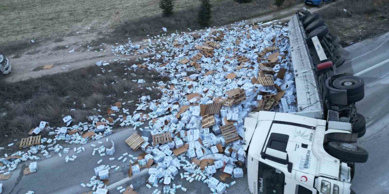 Konya plakalı BİM tırı devrildi! 25 ton Dost Süt çevreye dağıldı