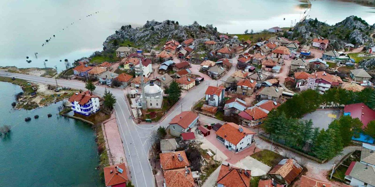 Mağaradan taşan sularla mera göl oldu, manzara değişti