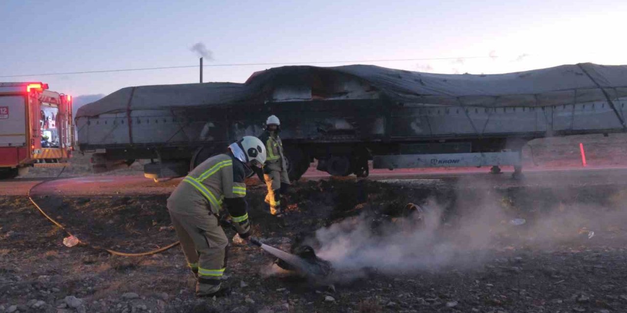 Tır şoförünün imdadına köylüler yetişti! Bidonlarla su taşıdılar