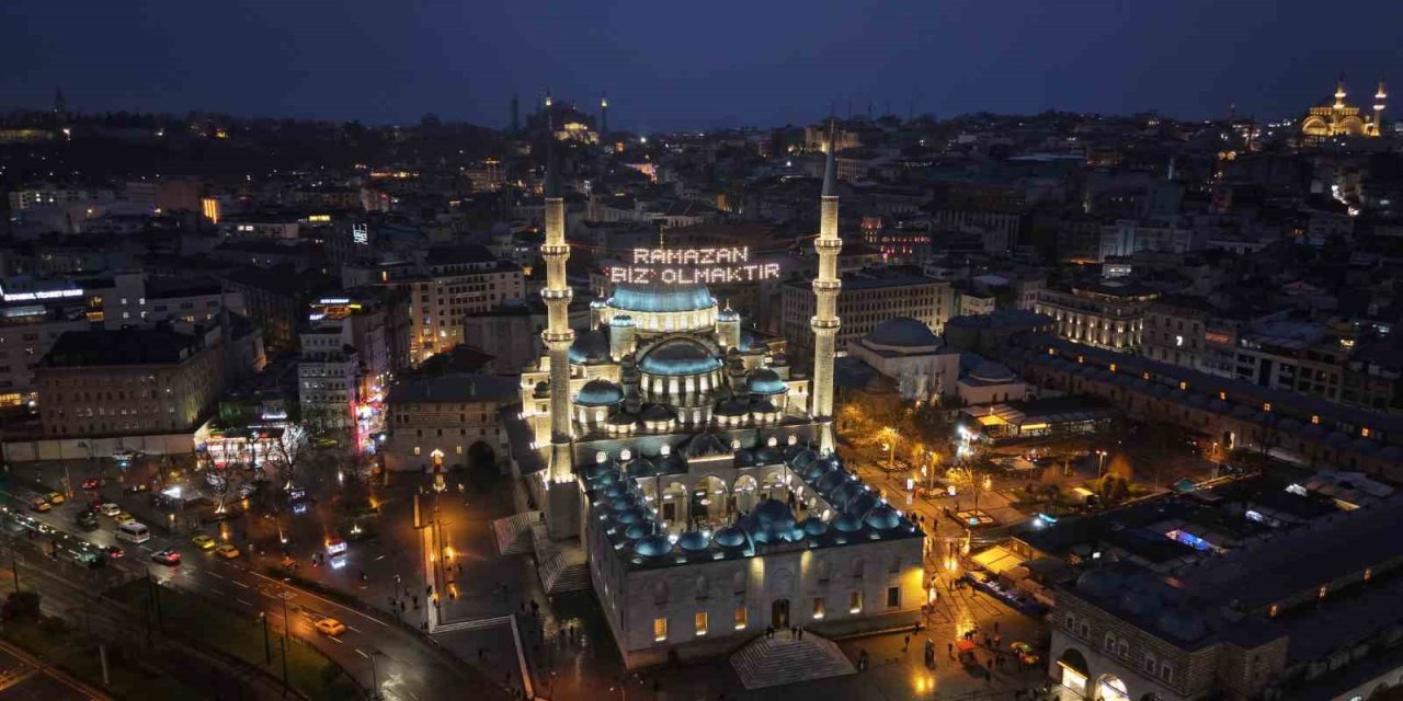 Ramazan ayının müjdecisi mahyalar yanmaya başladı