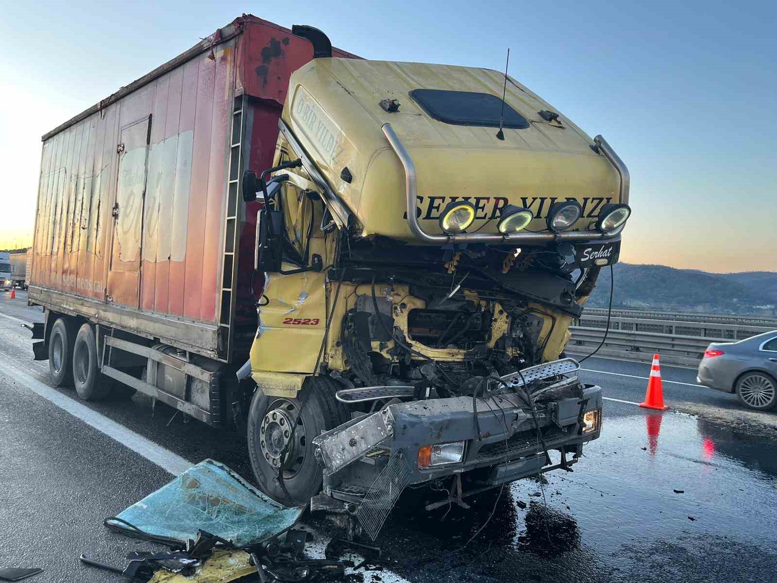 Kuzey Marmara’da Kamyon Tıra Çarptı, Trafik Kilitlendi