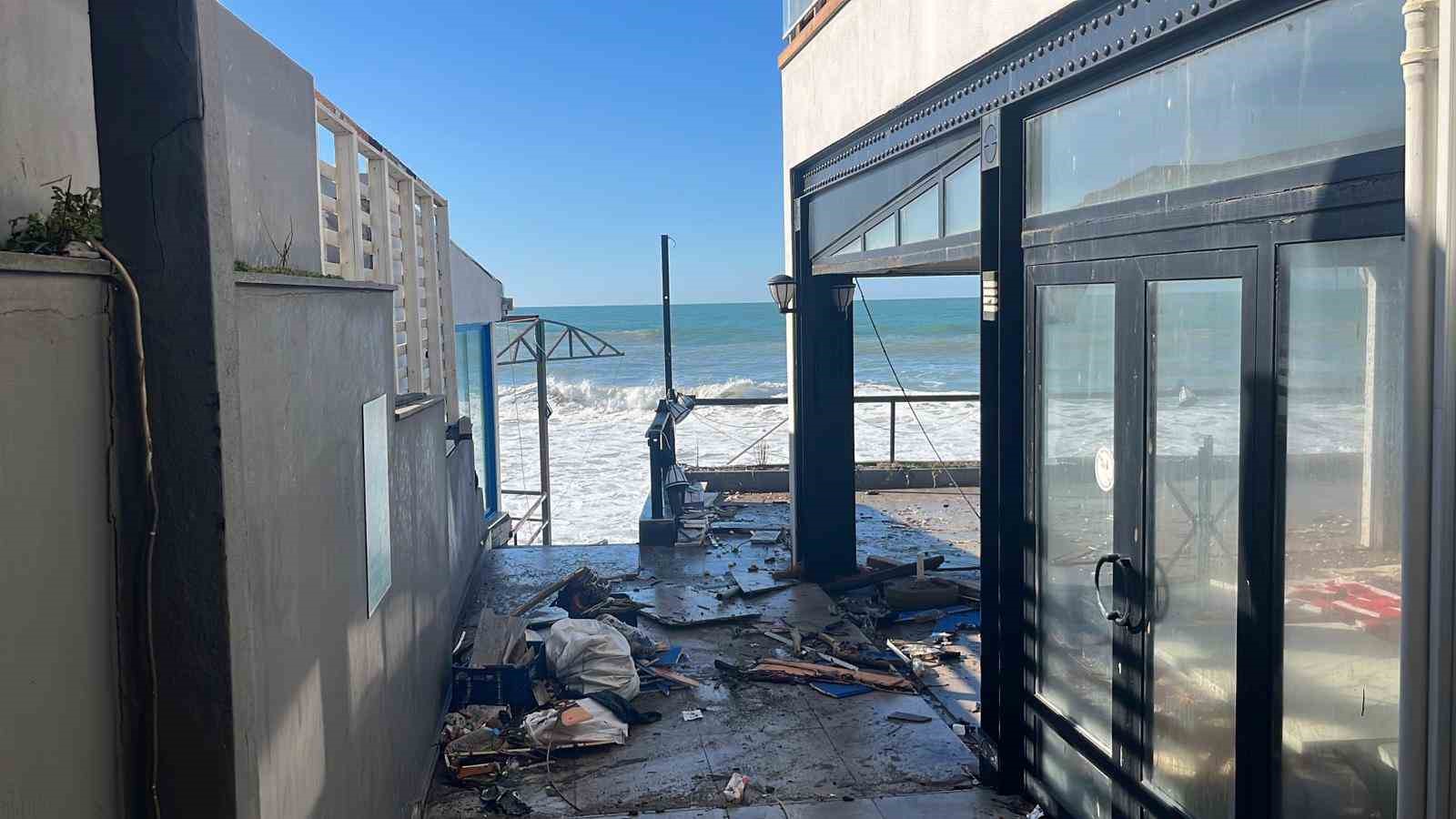 Her yeri su bastı! Yukarıları sel aşağıyı deniz yıkıyor