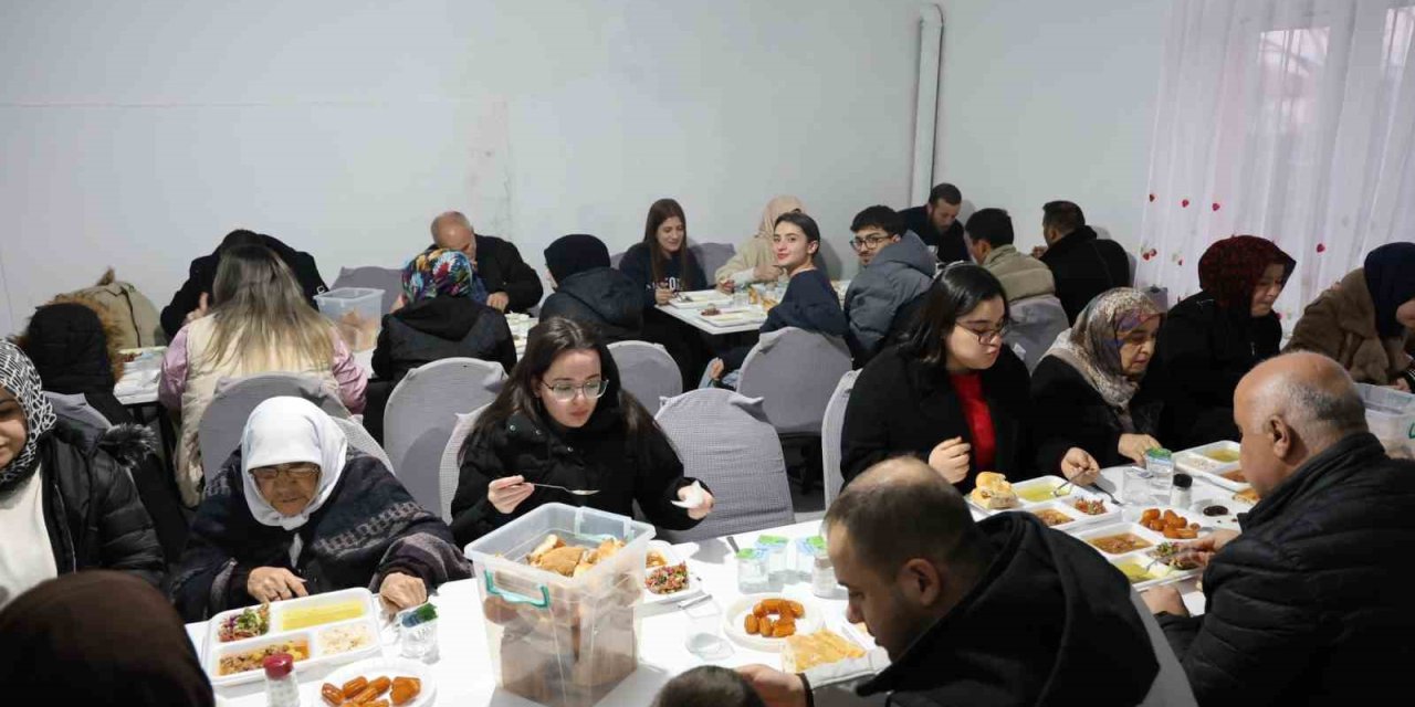 Bu köyde iftar vakti evlerde yemek pişirmek yasaklandı