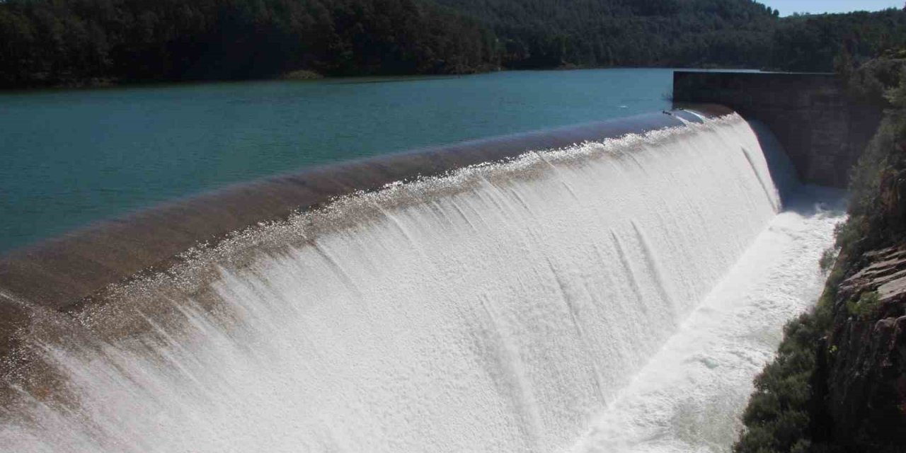 Alakır Barajı 3 yıl aradan sonra doldu taştı, üretici bayram etti