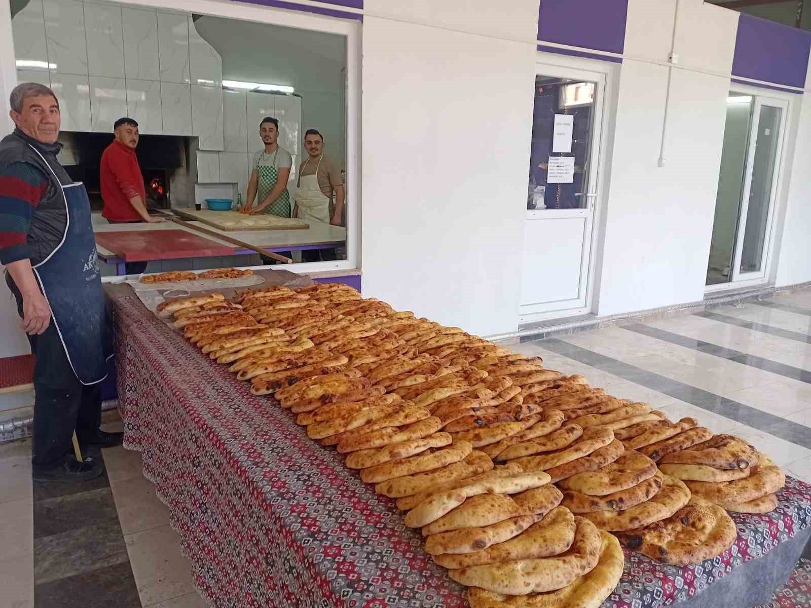 Afyonkarahisar’da Köy Muhtarlığından Ücretsiz Pide Hizmeti