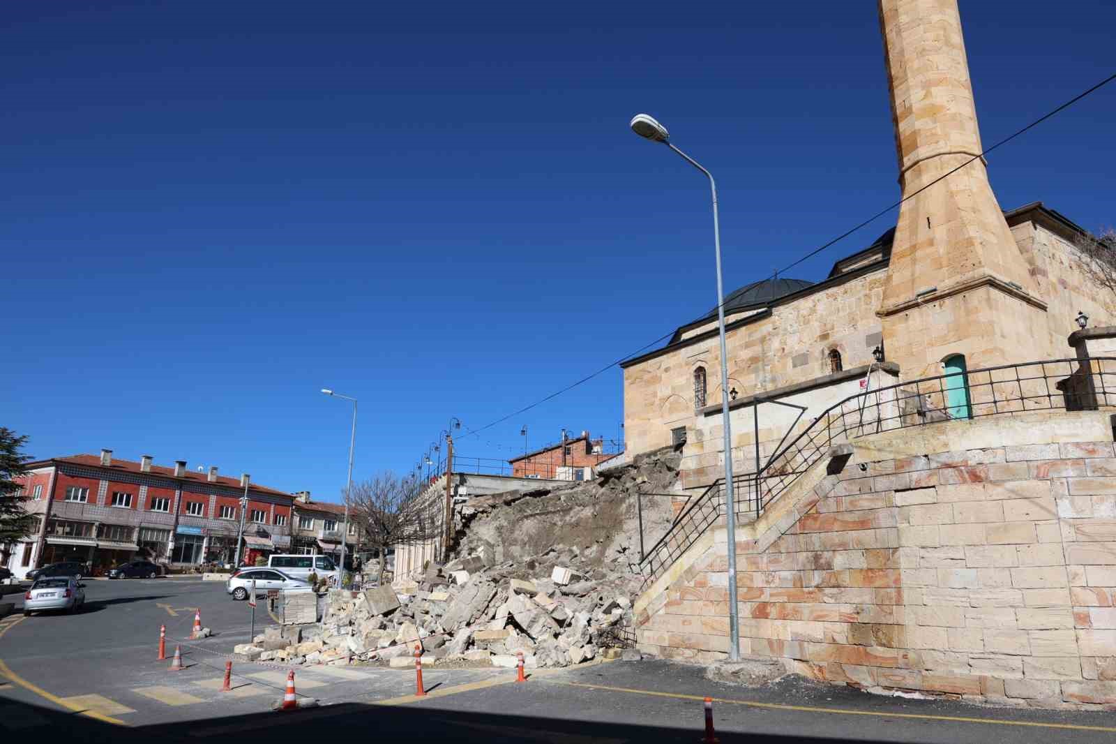 Dede yaptı torunu yıkamadı! Taihi cami tehlikede