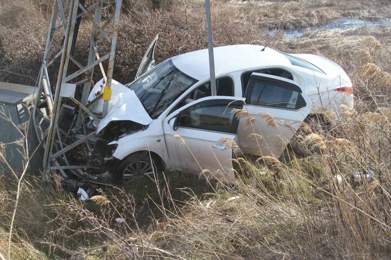 Beyşehir’de otomobil elektrik direğine çarptı: 3 yaralı