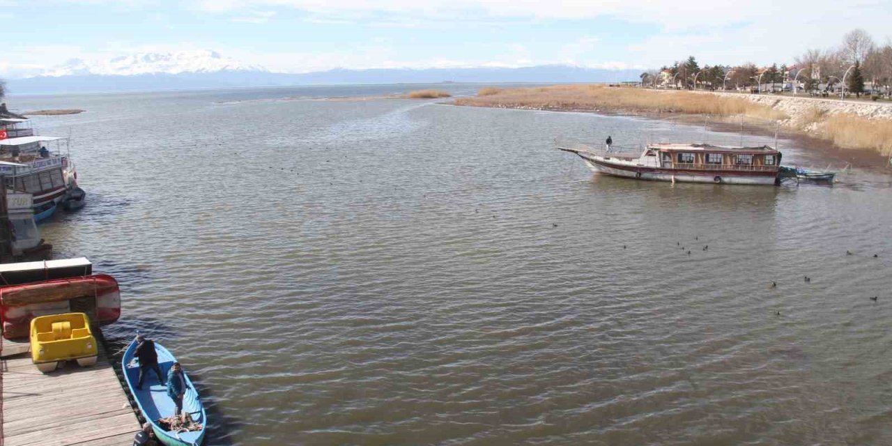 Beyşehir Gölü kıyısında şükür duası