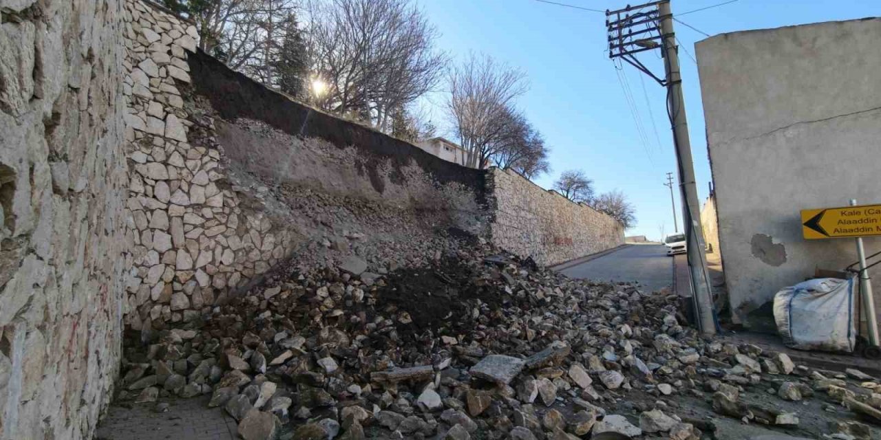 Niğde Kalesi’nde Duvar Çöktü! Yol Trafiğe Kapatıldı