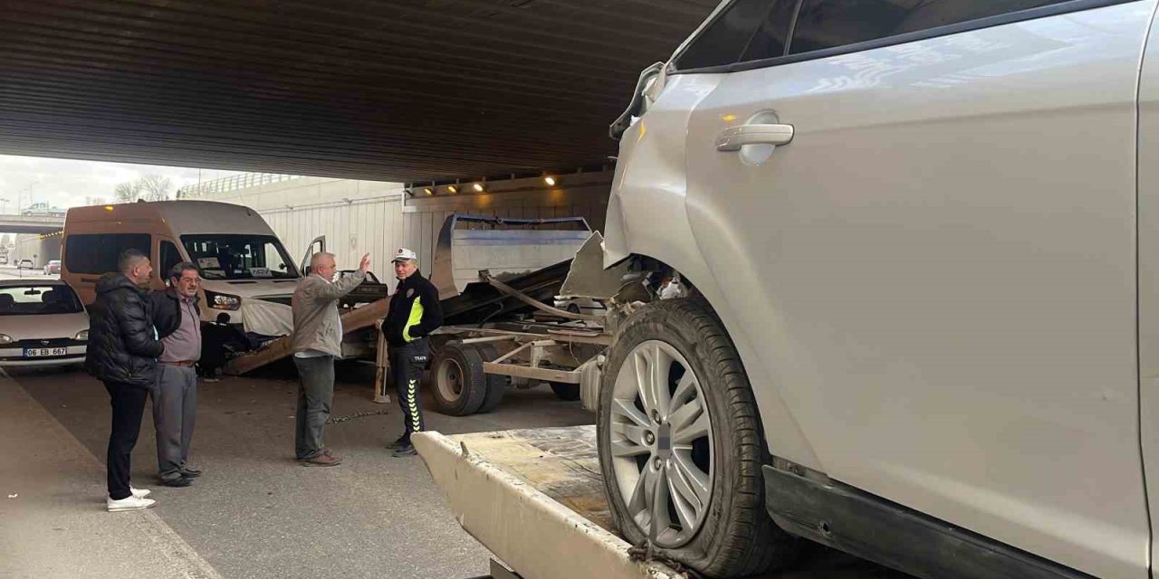 Konya'da otomobil ile servis aracı çarpıştı: 5 yaralı