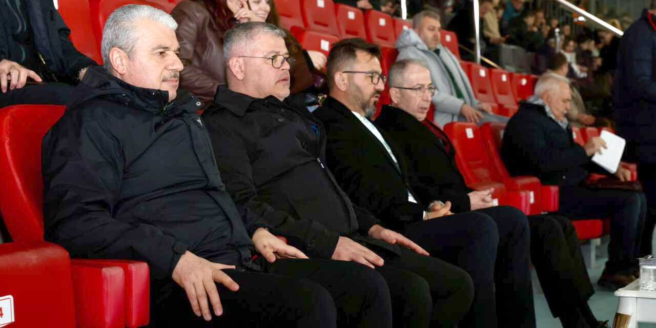 Vali Akın, Konyaspor–Galatasaray maçını tribünden izledi