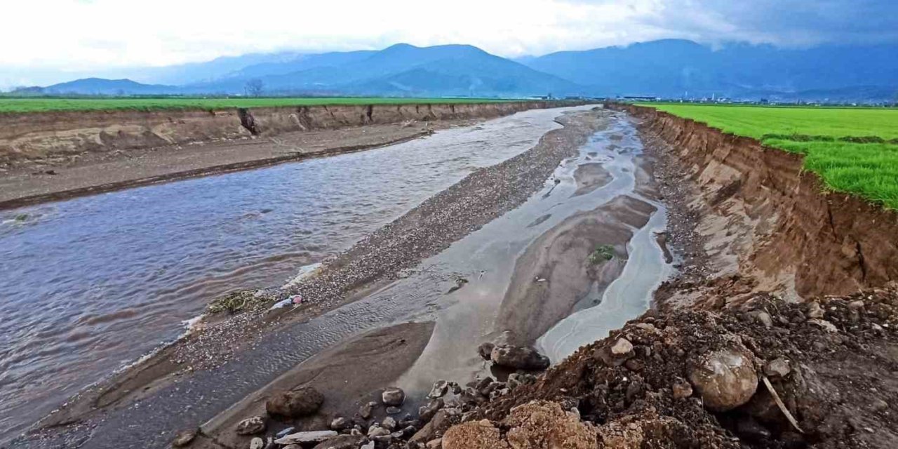 Baraj tahliye suyu sel oldu, geçtiği tarlaları küçülttü