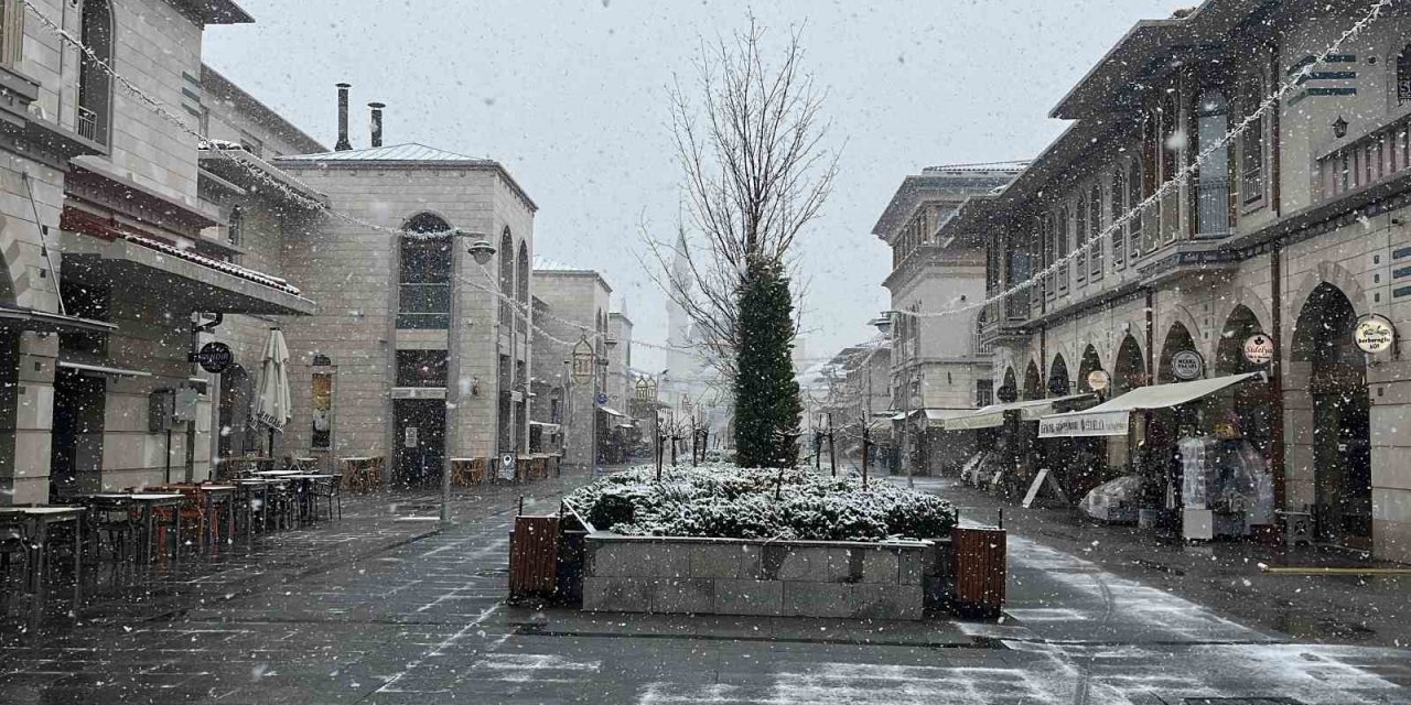 Konya'ya kar sürprizi!  Yükseklerde bekleniyordu, merkeze de indi