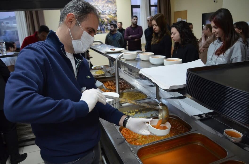 Kaymakam iftarda yemek dağıtıp öğrencileri dinledi