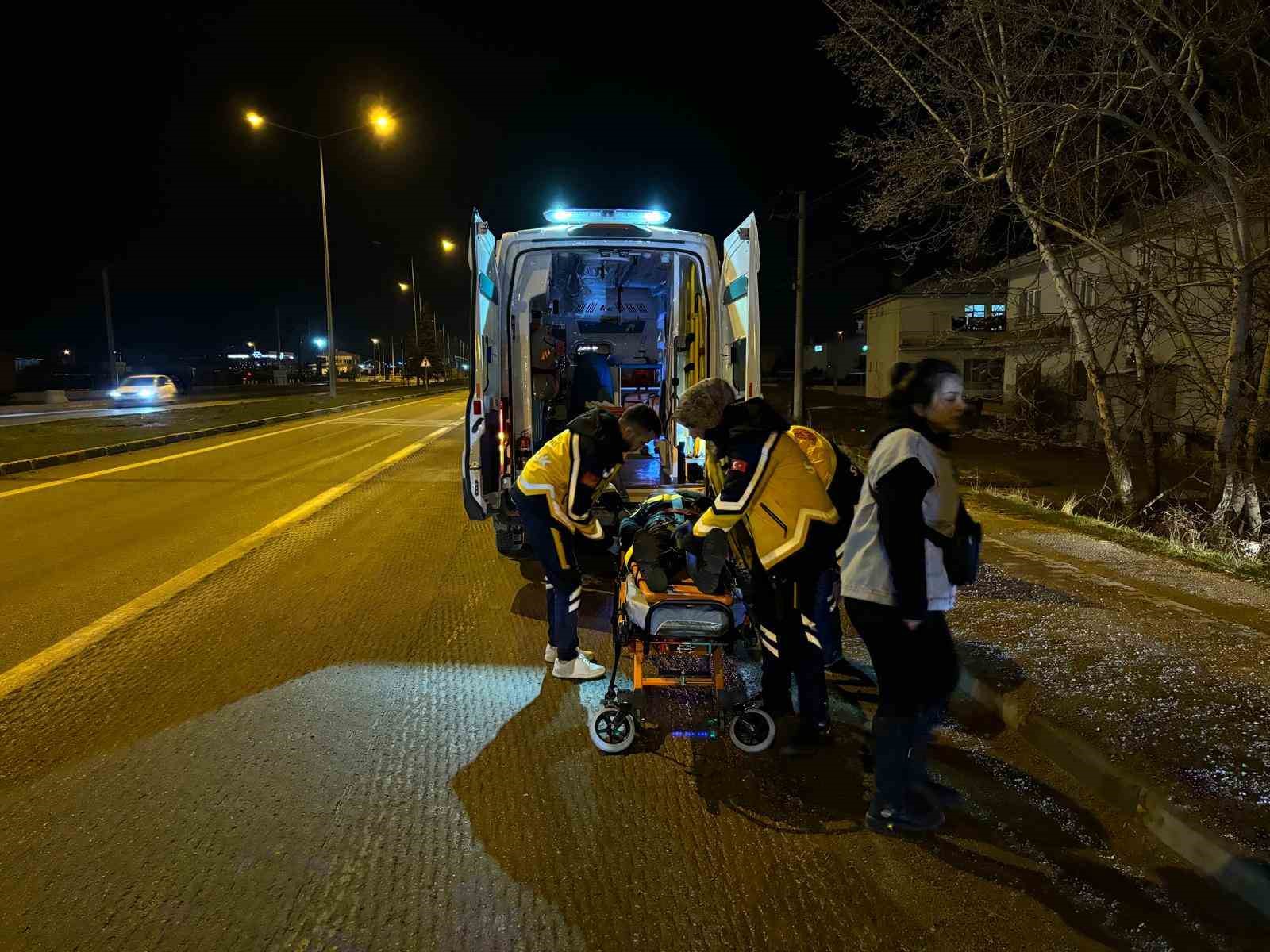 Kamyonun sıkıştırdığı motosikletle can pazarlığı