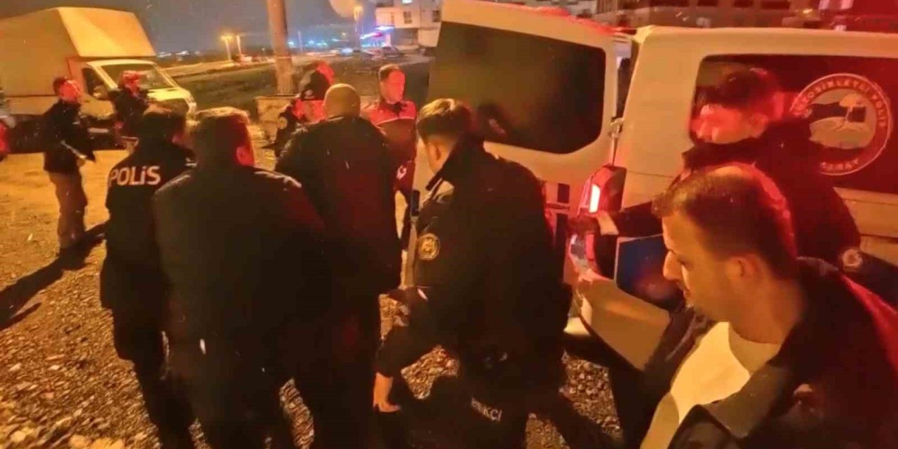 Komşuların gürültü tartışması tabanca ve bıçaklı kavgaya dönüştü: 7 gözaltı