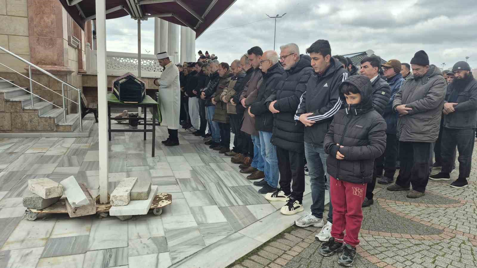 Yüz gerdirme ameliyatı sonrası hayatını kaybeden Sibel Yiyin, son yolculuğuna uğurlandı